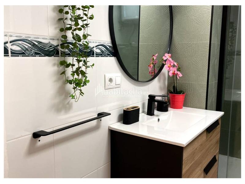 Foto e20716cb-0164-47f9-a644-f66559dd36ce. Estudio  reformado en primera línea de playa en Estepona