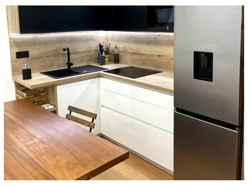 Foto f73aed5b-fa48-46c7-a6a4-a9a7e28e2ea2. Estudio  reformado en primera línea de playa en Estepona