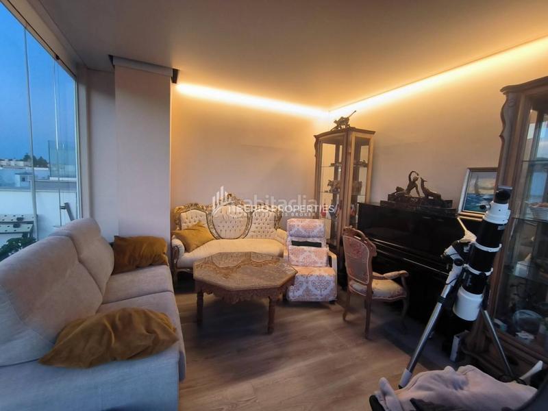 Foto 3e930cfd-3bd4-4b78-9e10-f8ca73d47b36. Ático en Parque Central 1 ático moderno con vistas panorámicas, solárium privado y punto de carga para vehículo eléctrico centro en Estepona