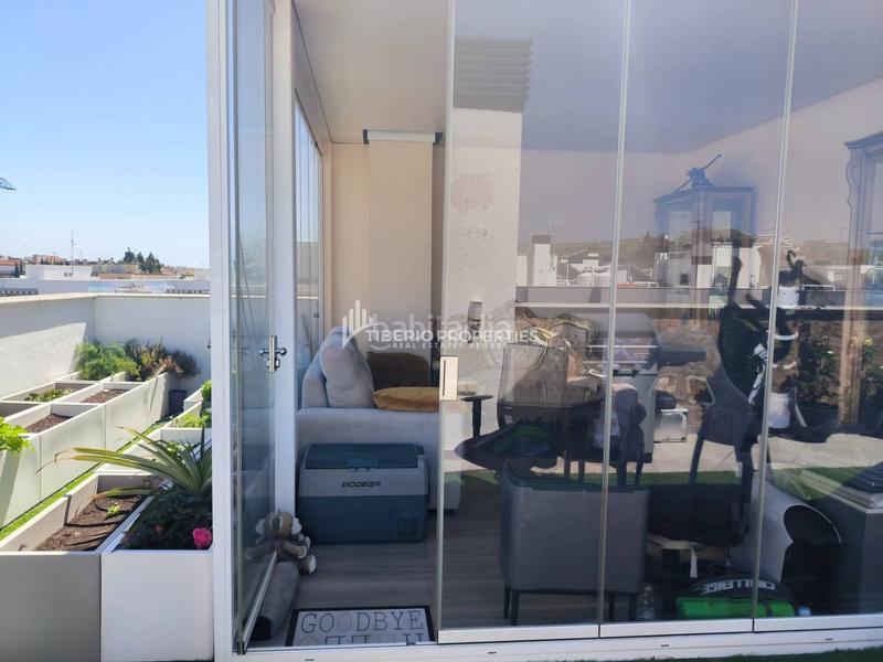Foto 4cb2d2fb-88b8-4ee1-93be-504d1ff48ef8. Ático en Parque Central 1 ático moderno con vistas panorámicas, solárium privado y punto de carga para vehículo eléctrico centro en Estepona