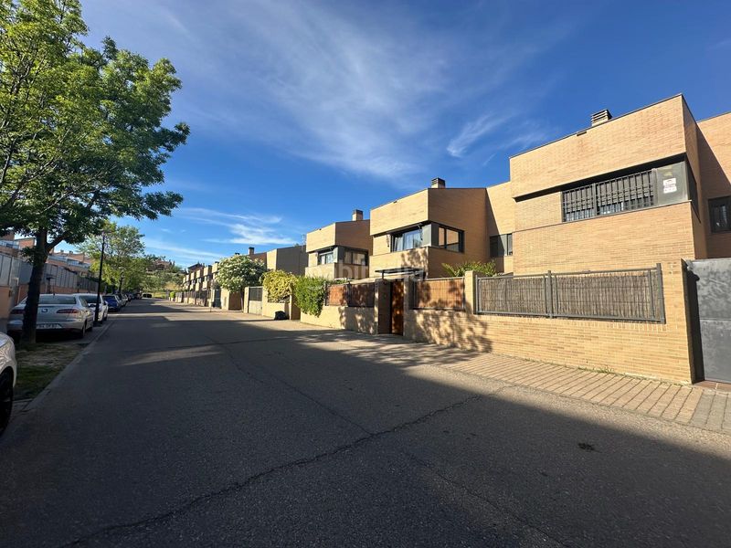 Foto 70ce933c-28f9-4145-ab00-45c5f9696820. Xalet amb xemeneia calefacció aparcament piscina a Arroyomolinos