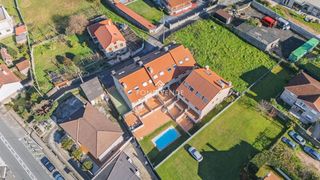 Casa adossada  Vinquiño-padriñan. Chalet en venta en sanxenxo con piscina... a solo 900 m de la pl