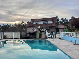 Casa  Laxoso de riba-p caldelas. Chalet de piedra con piscina y jardín enorme a 20 minutos de pon