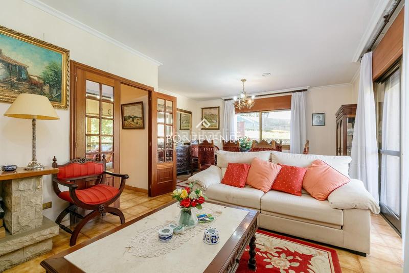 Foto 2f6c299b-c0e2-4a97-8e55-9176051fcd85. Maison avec parking dans Poio