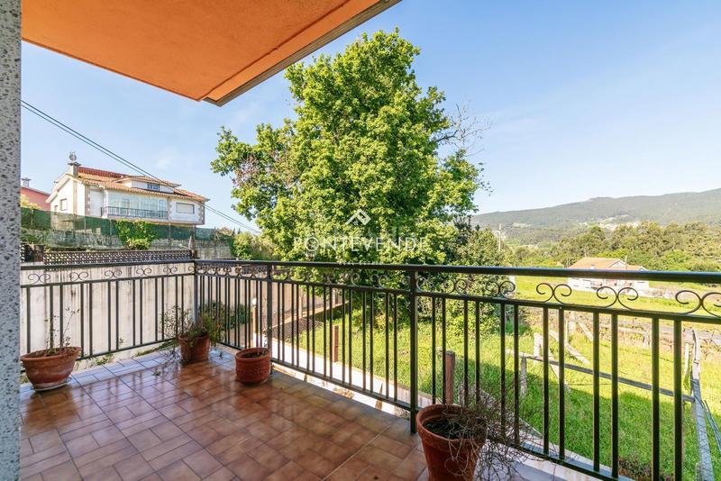 Foto e37648c4-40d3-4268-97da-84ec176a9f92. Maison avec parking dans Poio