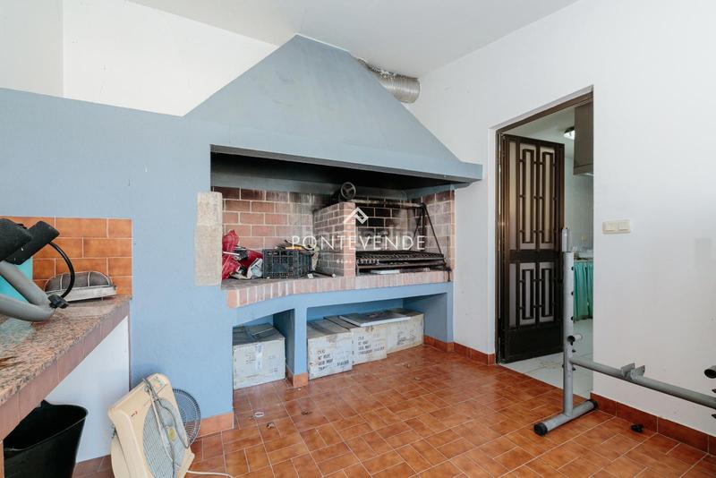 Foto f8570492-674b-40a7-8799-7093c35d9b8c. Maison avec parking dans Poio