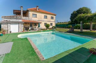 Xalet  Carballo do pazo-salcedo. Chalet con jardín y piscina en pontevedra a 6 minutos del centro