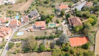 Chalet  Carballa (a)-salcedo. Chalet con piscina, cancha de baloncesto, bar y sauna a 6 minuto