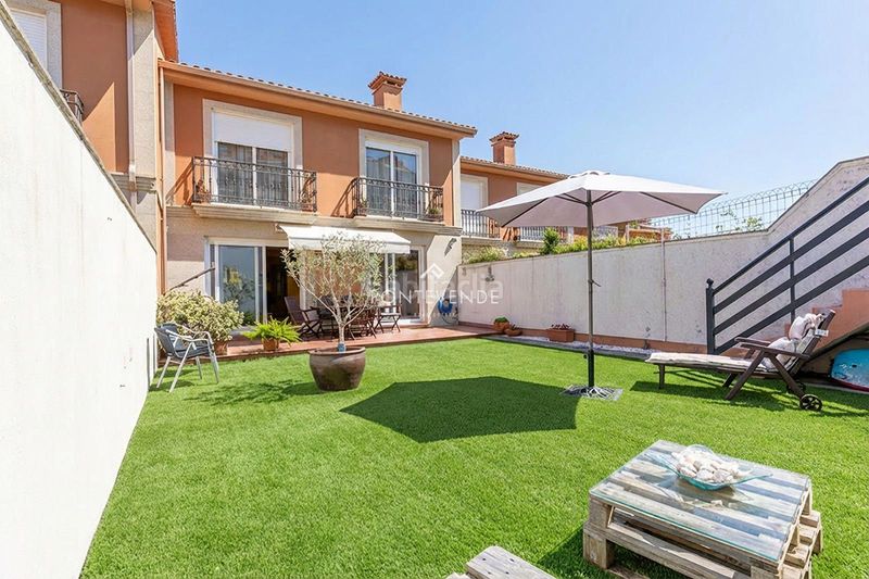 Foto 4265b5f7-fe87-4e05-9fde-6b6a31d02d06. Casa adossada amb calefacció aparcament piscina a Sanxenxo