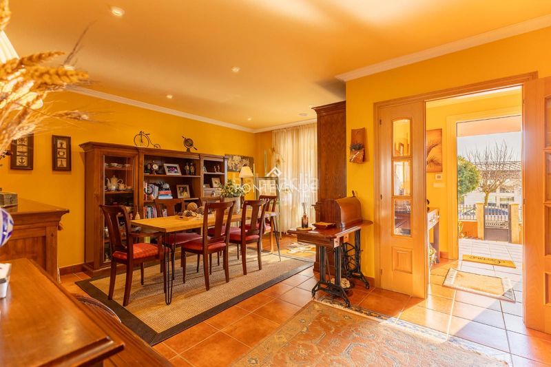 Foto a710d397-8fef-4bde-a3c6-066902e87a87. Casa adossada amb calefacció aparcament piscina a Sanxenxo