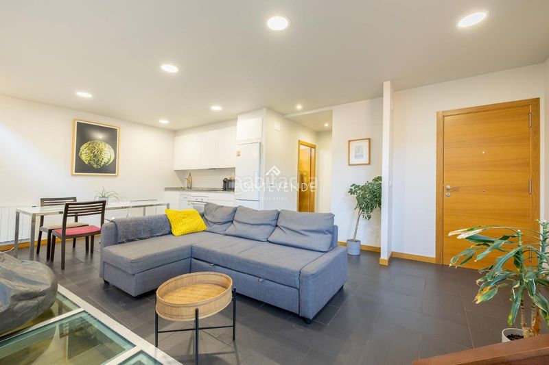 Foto 124a4afb-1d36-451c-b201-8336cde97b34. Edificio  con encanto y negocio activo frente al puerto . en Cangas