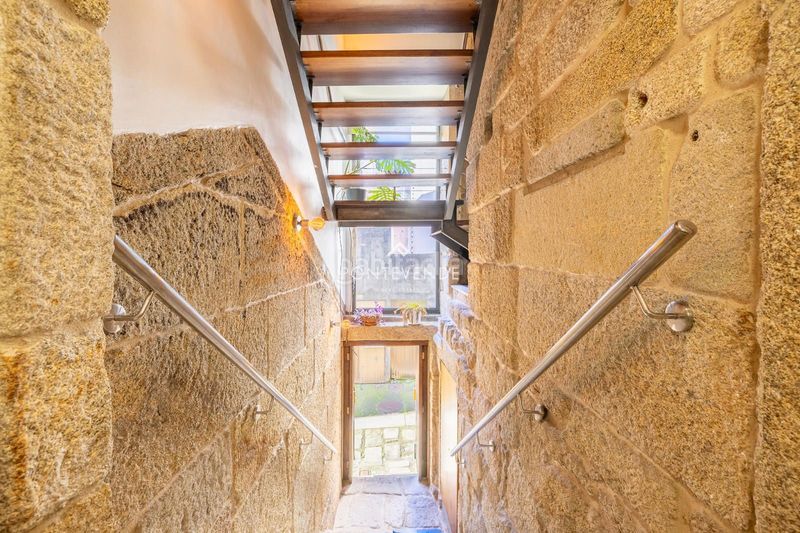 Foto 1651879b-c4d6-4725-8d5e-39e9650f1d8d. Edificio  con encanto y negocio activo frente al puerto . en Cangas