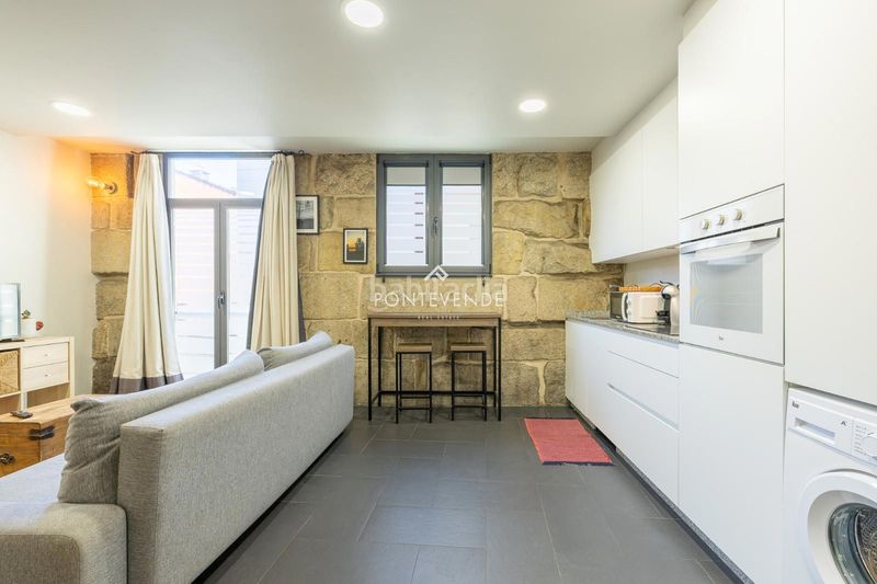 Foto 1e9449e6-bcd5-427e-8d0d-545125d142e1. Edificio  con encanto y negocio activo frente al puerto . en Cangas