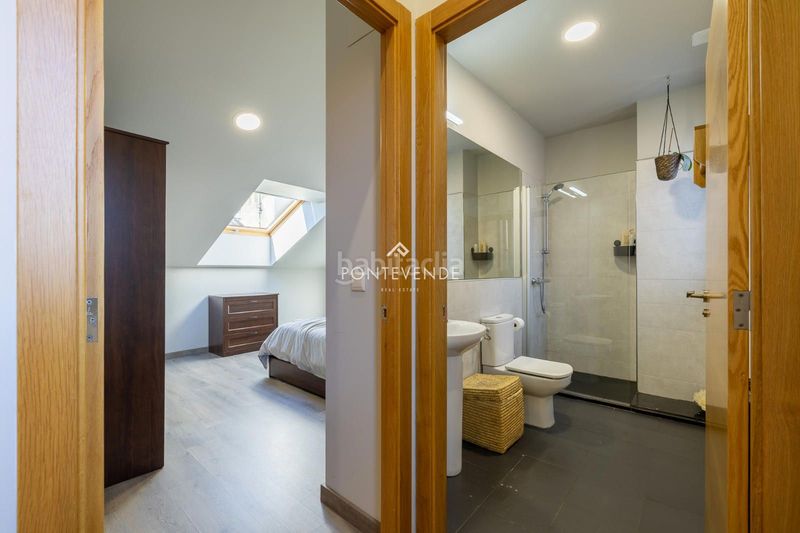 Foto 24cdfa42-0e5e-4eff-a86d-6851f6ebb873. Edificio  con encanto y negocio activo frente al puerto . en Cangas