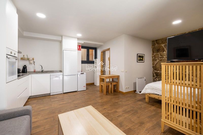 Foto 2c27e690-c4ba-489b-b322-88e0bbfd7b1d. Edificio  con encanto y negocio activo frente al puerto . en Cangas