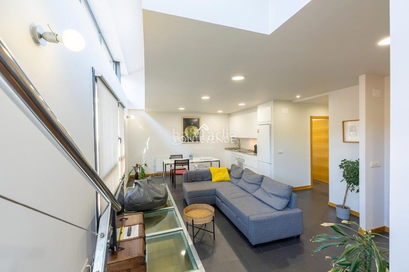 Foto 2efb3804-879b-44a9-91bd-afa94812dd20. Edificio  con encanto y negocio activo frente al puerto . en Cangas