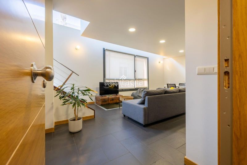 Foto 4913266c-dca0-4e52-80fb-0db3c2f44d6e. Edificio  con encanto y negocio activo frente al puerto . en Cangas