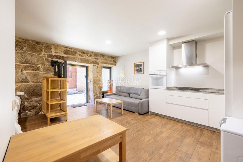 Foto 4ee1ebdd-d4cd-448e-80ce-6bbfc3fcc295. Edificio  con encanto y negocio activo frente al puerto . en Cangas