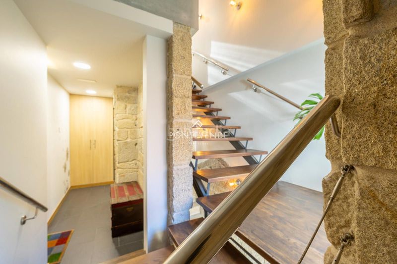 Foto 578c4704-829e-4e4e-94df-e8d0cd0665be. Edificio  con encanto y negocio activo frente al puerto . en Cangas