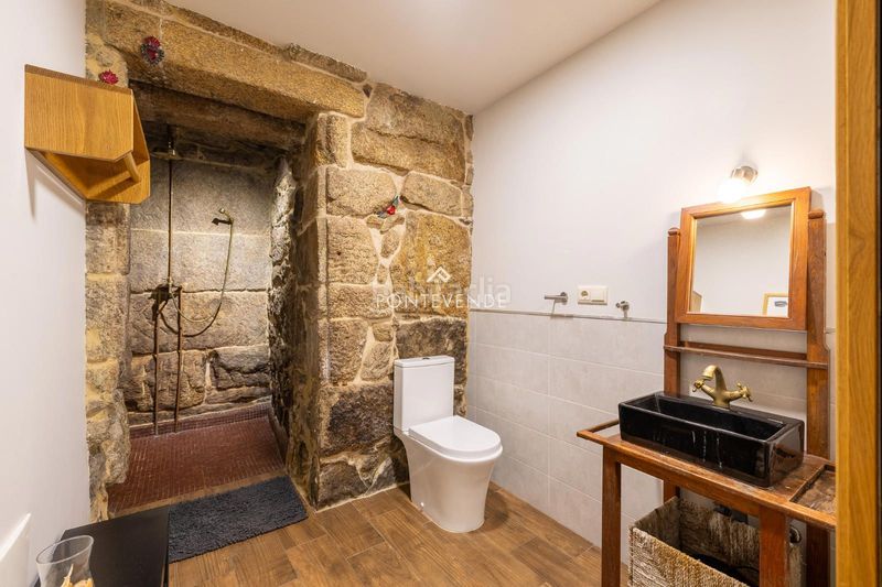 Foto 59359a5c-8e48-46cb-b46c-93a07a20b003. Edificio  con encanto y negocio activo frente al puerto . en Cangas