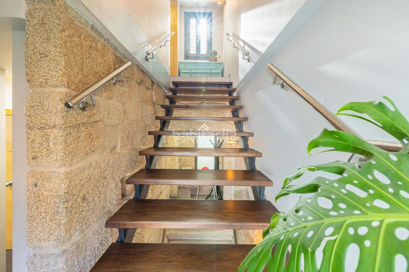 Foto 6bd046a2-c2b7-4208-9001-d87c60814791. Edificio  con encanto y negocio activo frente al puerto . en Cangas