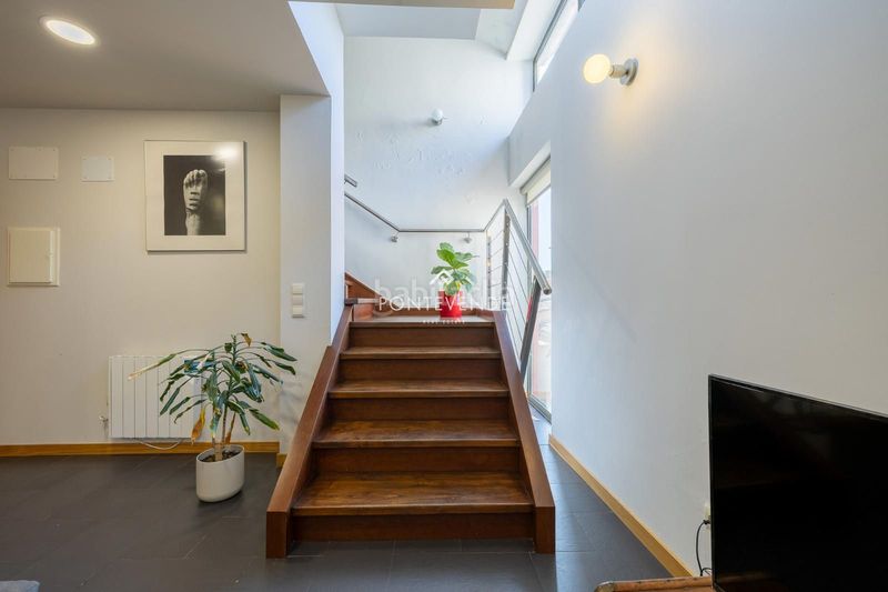 Foto 6d0ce74a-16c0-4943-808b-69a7de4e2c02. Edificio  con encanto y negocio activo frente al puerto . en Cangas