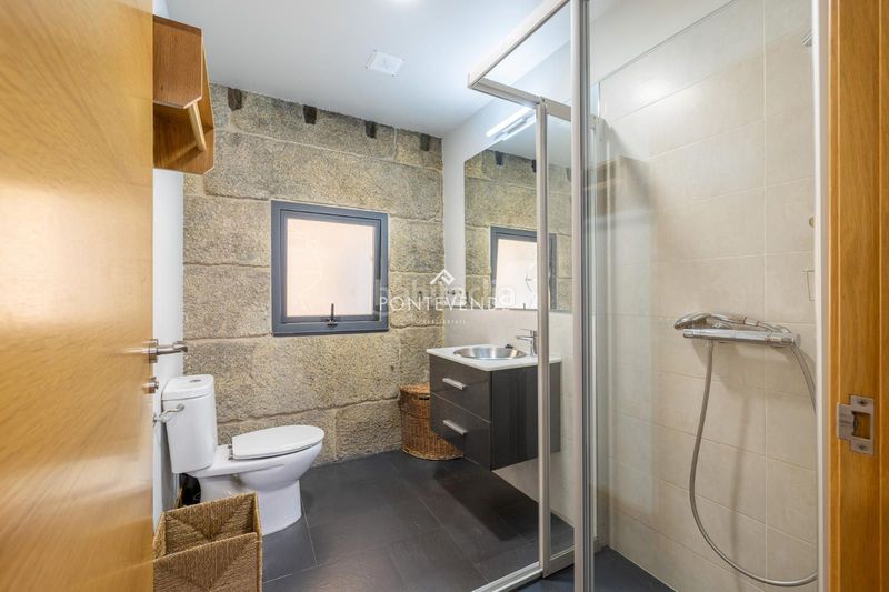 Foto b13c02b4-7fe5-45ef-9da7-6a514a1f3e46. Edificio  con encanto y negocio activo frente al puerto . en Cangas