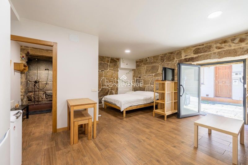 Foto dd2ecb74-b0c4-473a-8e0d-861fb176eb7d. Edificio  con encanto y negocio activo frente al puerto . en Cangas