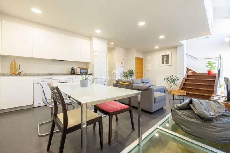 Foto e0e30baa-6e11-439d-bd35-635693e4cb4c. Edificio  con encanto y negocio activo frente al puerto . en Cangas