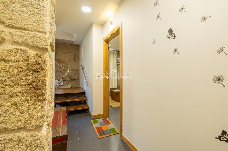 Foto e16e5e43-9b99-42c6-bbb3-b84926fe83e4. Edificio  con encanto y negocio activo frente al puerto . en Cangas