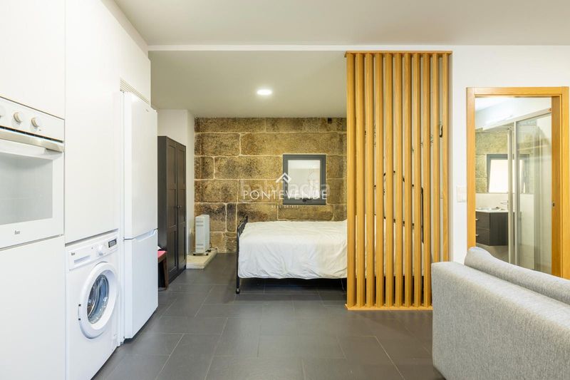 Foto ea306d5c-ac53-4eab-b29c-38d57ceca366. Edificio  con encanto y negocio activo frente al puerto . en Cangas