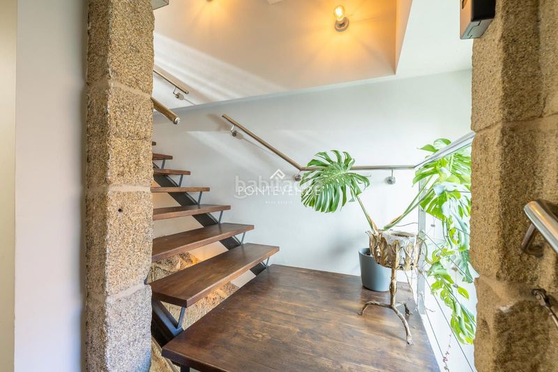 Foto eccfb217-e4b8-4961-9099-1f46e05df45b. Edificio  con encanto y negocio activo frente al puerto . en Cangas