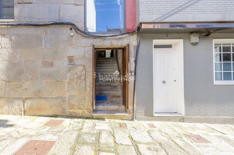 Foto edccbcbf-b050-4874-bca2-f3598209b04d. Edificio  con encanto y negocio activo frente al puerto . en Cangas