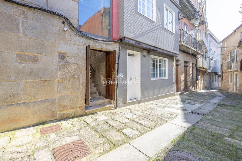 Foto f7a0694d-cf84-4a2d-a3e4-2918605669d9. Edificio  con encanto y negocio activo frente al puerto . en Cangas