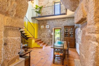 Haus in Cotobade. Casa de piedra restaurada con jardín en cotobade