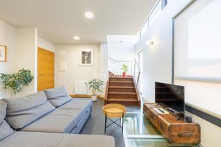 Casa adossada a Cangas Pueblo. Edificio con encanto y negocio activo frente al puerto de cangas