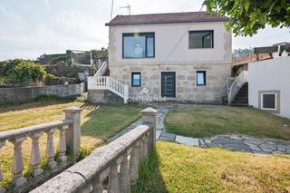 Chalet  Poblado de mogor. Casa en mogor con vistas a la ría ,bodega y garaje.
