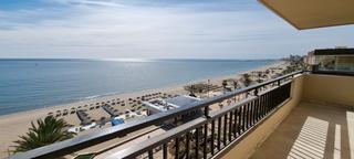 Apartament  Paseo marítimo rey de españa 80. Piso primera linea de playa con garaje, trastero y piscina