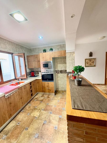 Foto c6d14641-a80e-4104-9c1a-82bd8e5f654f. Casa adossada a calle nueva 13 a Guaro