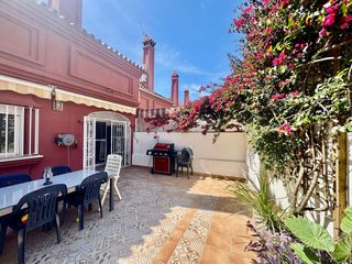 Casa adossada  Calle nardos 13. Adosado con alto potencial de inversión en los pacos