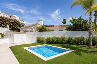 Maison à Avenida de las salinas 12. Casa independiente en una sola planta con piscina privada a 5 mi