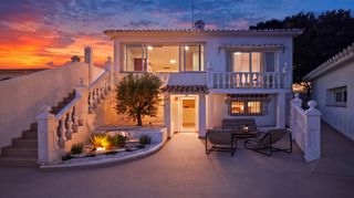 Chalet in Calle de la pimienta 14b. Villa con vistas al mar, piscina y sauna en torreblanca