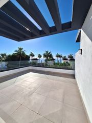 Piso en Urbanizaci�n el faro 1. 4 dormitorios playa marina
