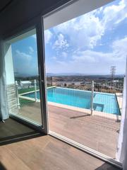 Casa a Calle hebe 8. Casa independiente con piscina infinity y vistas abiertas frente