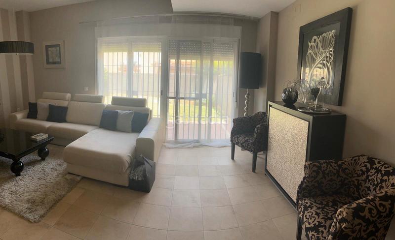 Foto f2a2c8a5-a55d-4ce8-bfaf-23d59799dcb9. Casa bifamiliare con camino riscaldamento parcheggio piscina in Espartinas