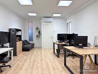 Rent Office space in Calle edison 1. Despatx en lloguer al centre de granollers per només 300 al mes.