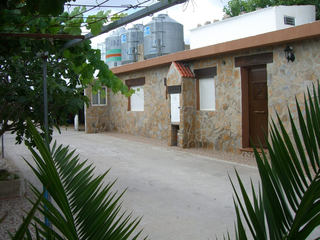 Casa en Alatoz. Casa con terreno y naves, zona alatoz