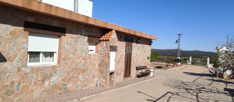 Foto f78d0080-21f5-4f23-aad7-7ae0d4adea19. Casa  con terreno y naves, zona en Alatoz