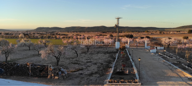 Foto fcf32281-5619-4a7b-a26c-1809c04a6d03. Casa  con terreno y naves, zona en Alatoz