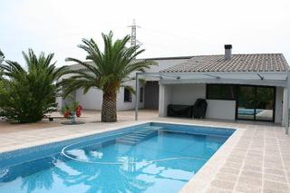 Casa  Sin calle. Chalet con piscina en tortosa.